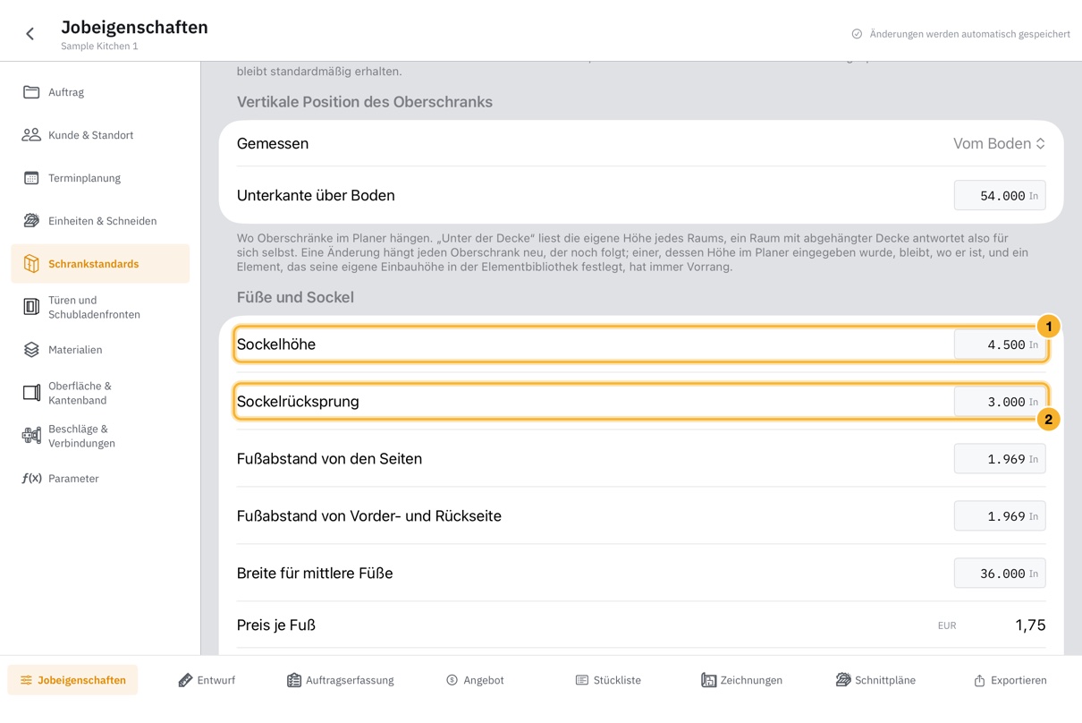 Jobeigenschaften auf Schrankstandards, bis zu Füße und Sockel gescrollt, wo Sockelhöhe und Sockelrücksprung über den Zeilen für den Fußabstand stehen.